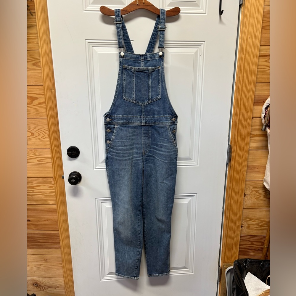Old Navy Women’s Denim Jeans Overalls Medium Wash Size 6 inseam 28